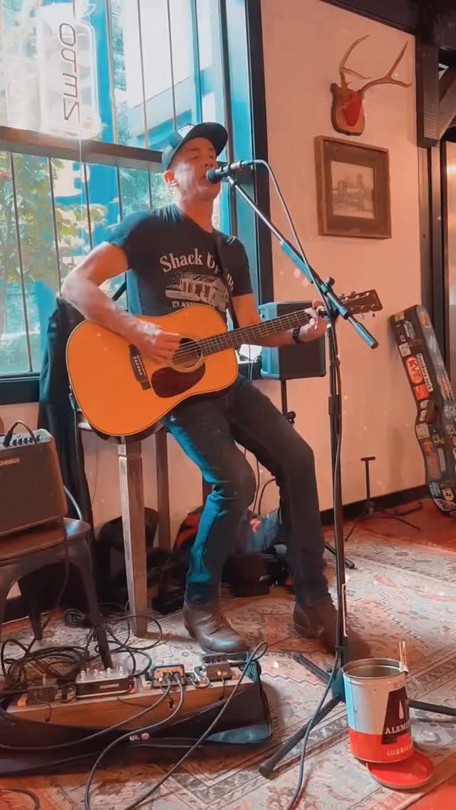 Happy 12/12!
TONIGHT we have Live Music with @john.e.crash 
starting at 6:30. 🕡 🎙️ 
Dinner and drinks service starts at 5:30. 
Have a great & festive weekend everyone!
. . .
#SonomaCounty #California #holidays