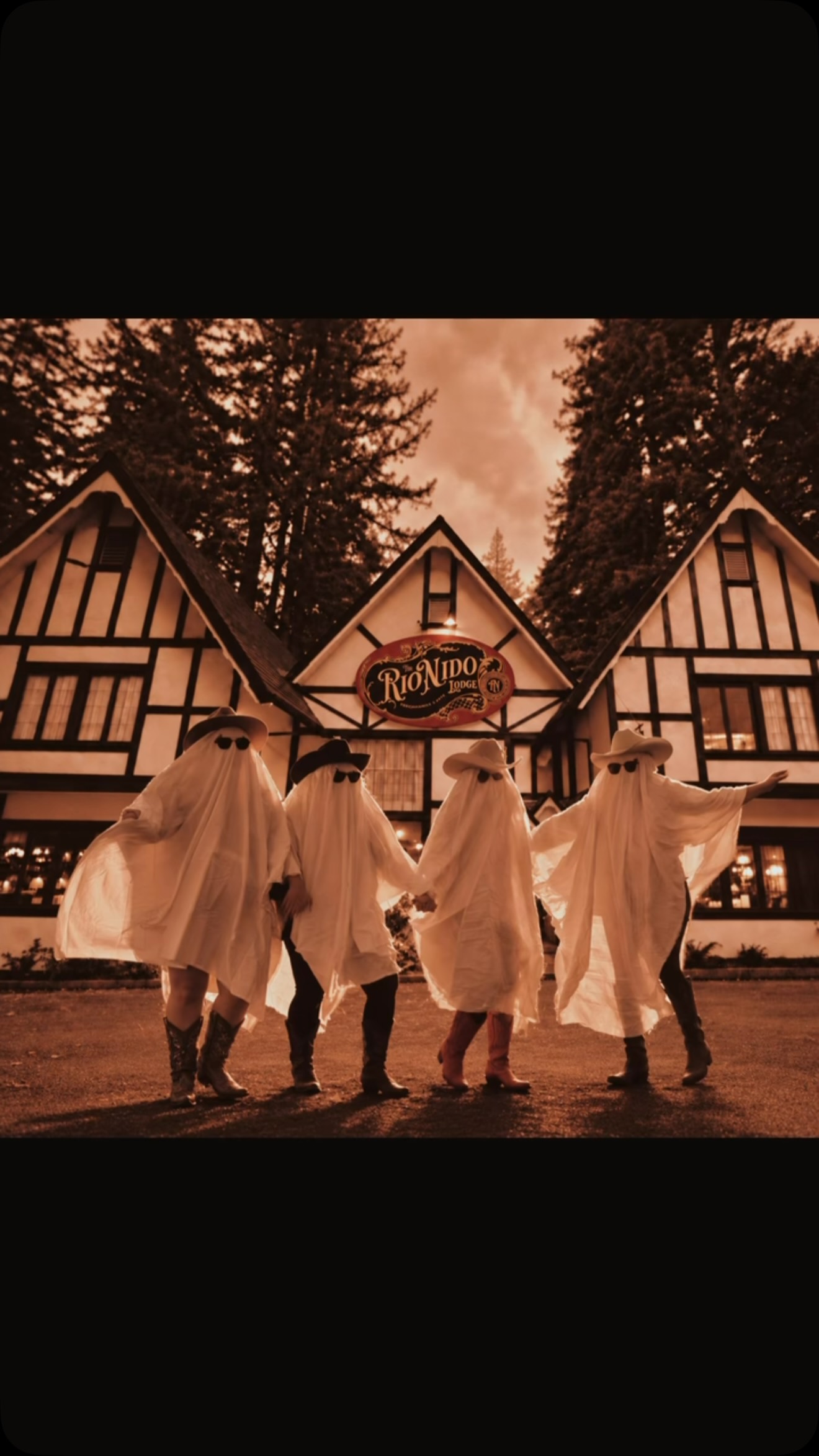 Spooky season looks good on us.
#travel #therionidolodge #halloween #october #redwoods